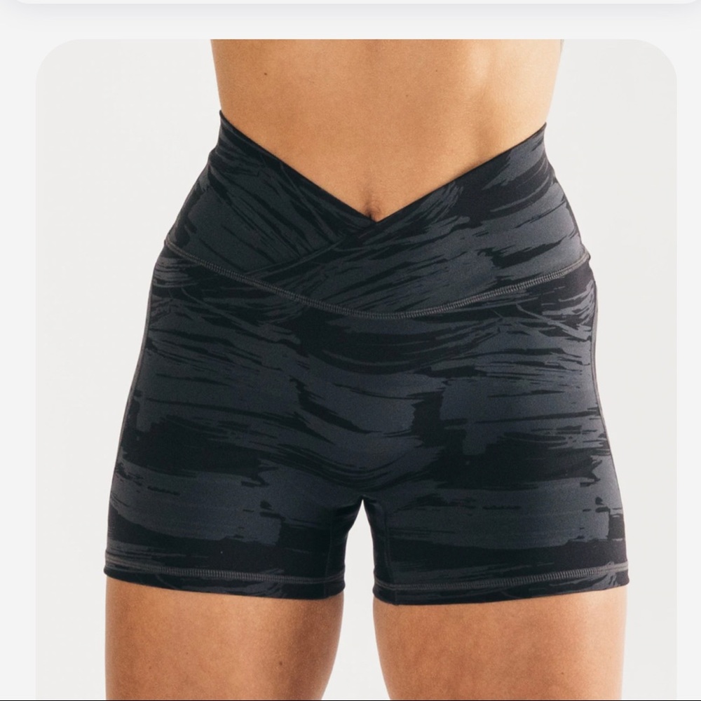 Alphalete Surface Power Short - BLACK (NWT)